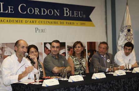 Aitor Elizegui al micro, durante la rueda de prensa de bienvenida en Lima