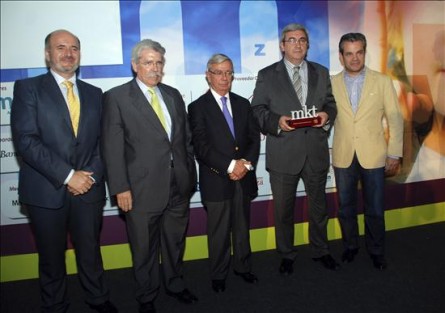 Rafael Ansón recogiendo el premio