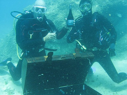 Envejeciendo el vino bajo el mar...