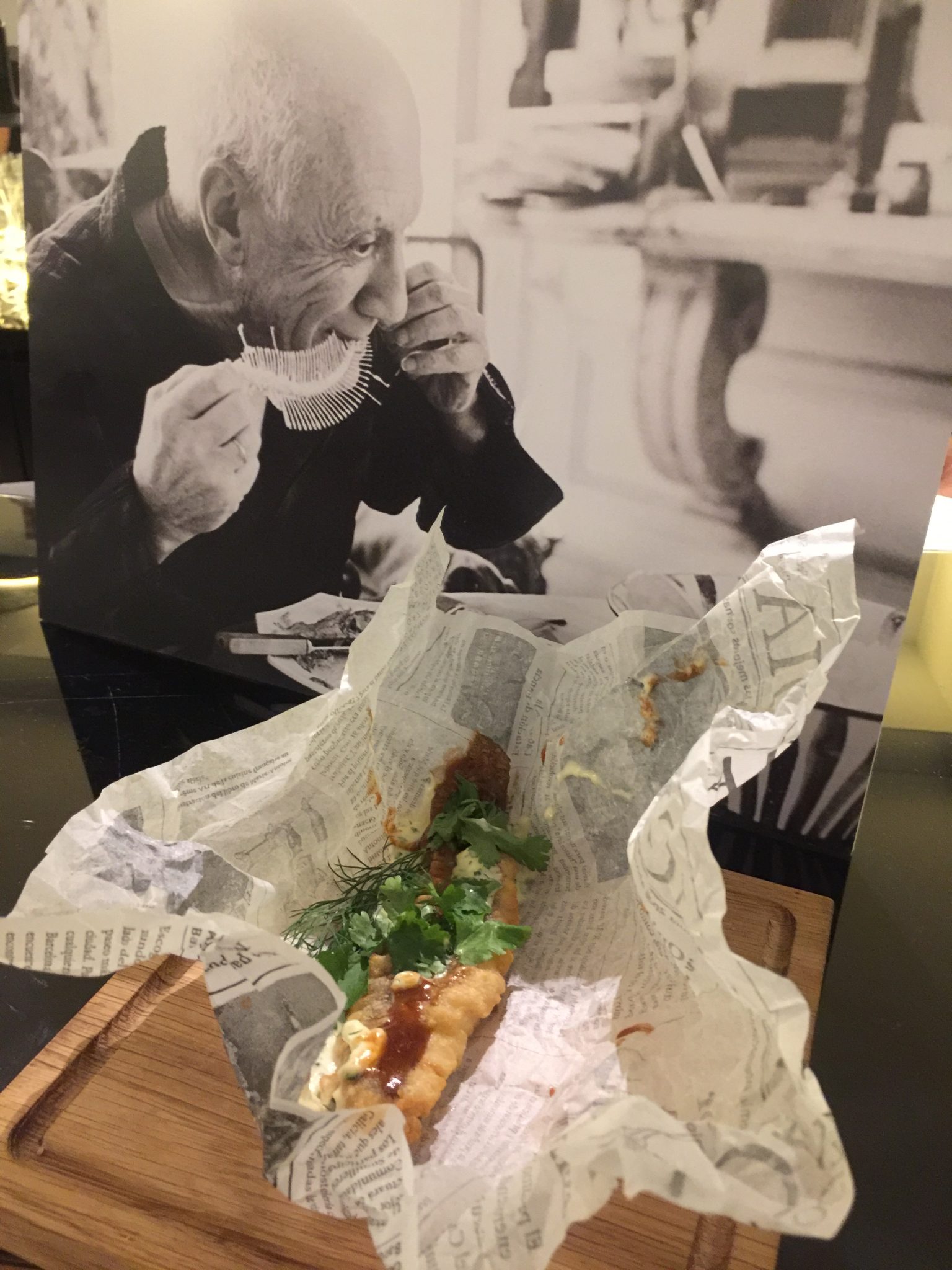 Imagen de Picasso comiendo una espina de David Douglas Duncan (1957) y el lenguadito frito de Marc Gascons. Foto: Jordan