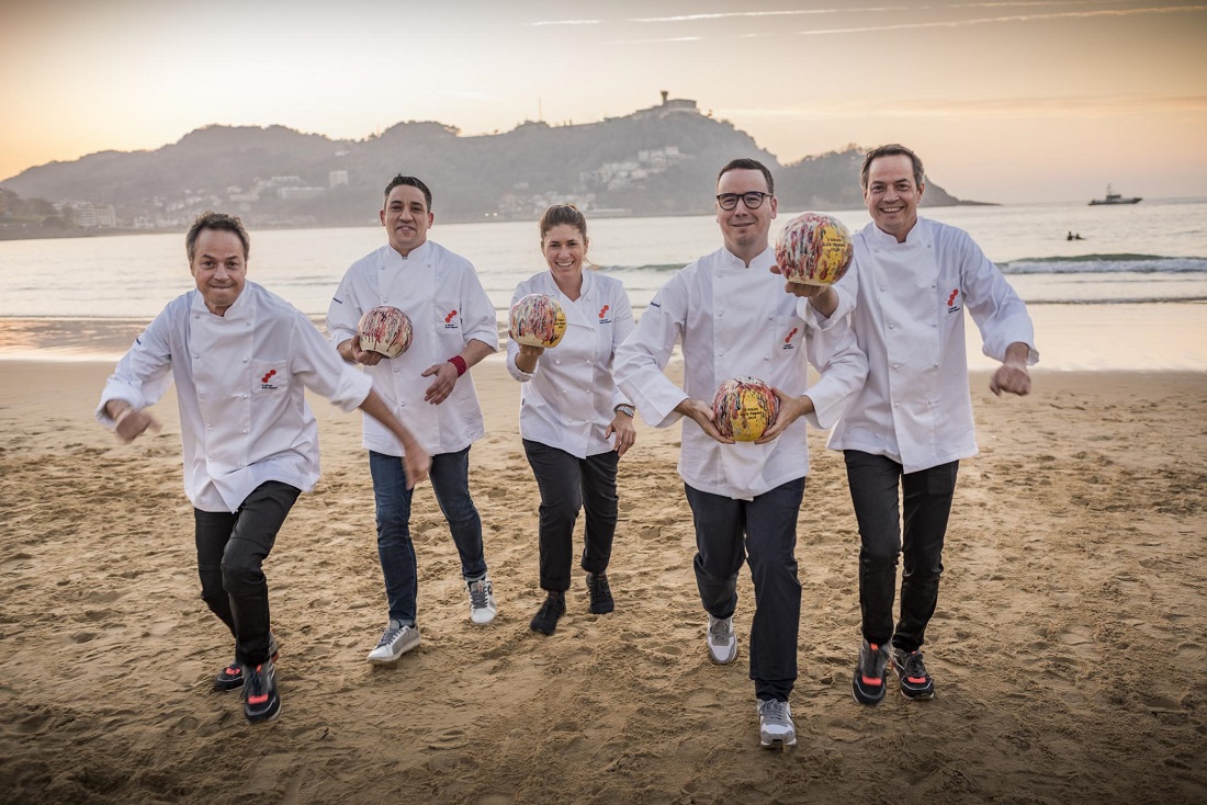 Los nuevos tres soles Repsol, en la playa de la Concha donostiarra