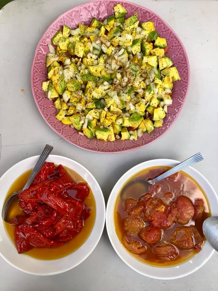 Comida en La Factoría Llano Bonito Cesarína y Yosi, nuestras cocineras. De lujo. Nos han hecho felices.