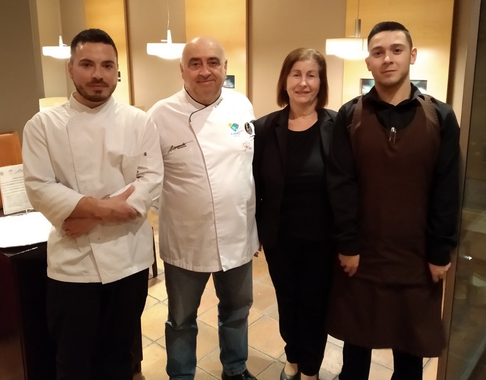 Juan Sánchez y Encarna Ruiz, entre el primero de cocina, Miguel Puche, y el jefe de sala, José Castillo. Restaurante Alejandro. Roquetas de Mar