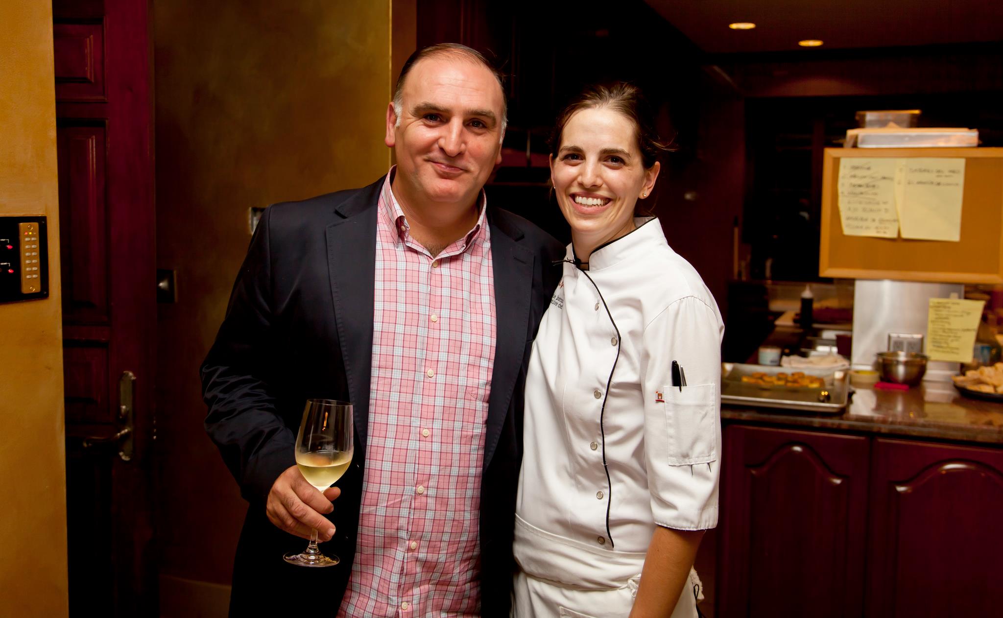 La chef Katie Button, junto a José Andrés en 2012, tras ganar el New Culinary Master de Robb Report’s 