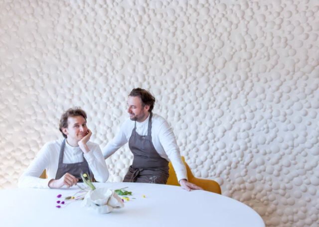 El chef Arnaud Donckele y el pastelero Maxime Frédéric,en Plénitude, París.