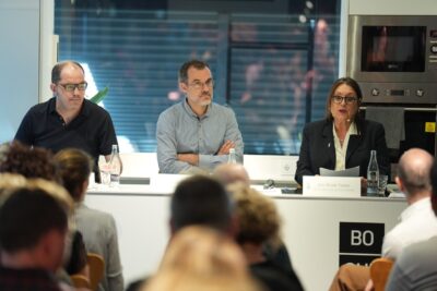 Roser Torras, directora general de grup gsr y Tast a la Rambla; Jordi Rabassa, regidor del distrito Ciutat Vella, y Fermí Villar, presidente de Amics de la Rambla. Foto: Miquel Coll