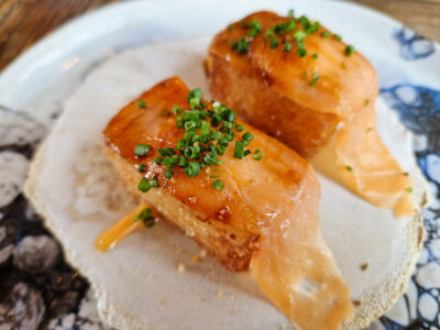 Molde de arroz crujiente con salmón Una.