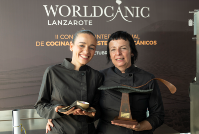 Martina Puigvert y Fina Puigdevall con el premio recogido en Worldcanic