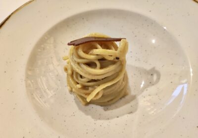 Linguine con crema de alcachofas y bottarga. Foto: Alberto Luchini.