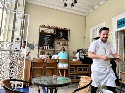 Emilio Macías atiende una mea en Nixtamal. Foto: 7Caníbales.