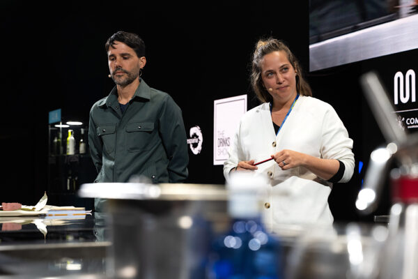 Virgilio Martínez y Pía León durante su ponencia.