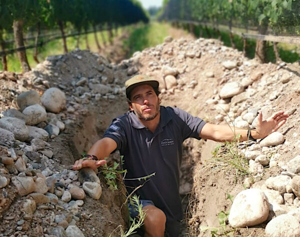 Sebastian en una de las centenares de calicatas que puntean los vinedos de la bodega. El estudio profundo de los suelos es fundamental para alcanzar ese nivel de precisión.