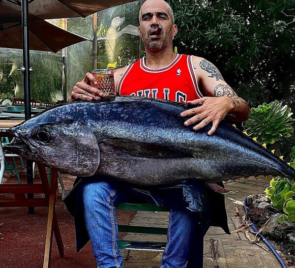 Elías Rodríguez. on un atún pescado por él. Foto: E. Rodríguez.