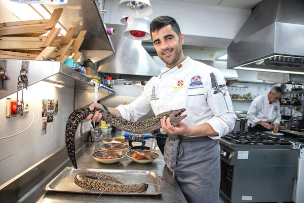 El chef con una morena