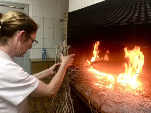 Joaefina prepara una paella en Pinoso.