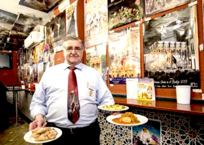 Joaquín León en su bar cofrade. Foto IDEAL.