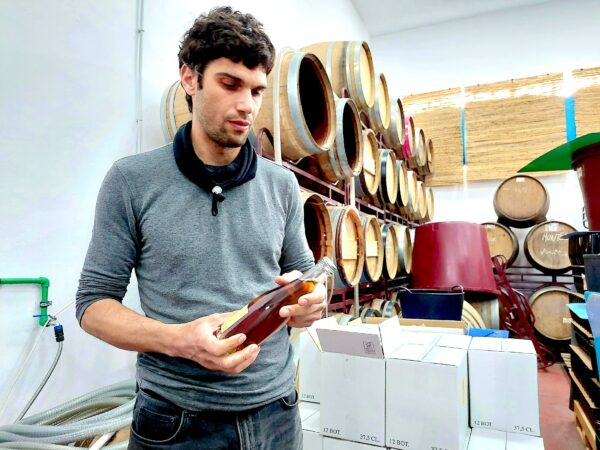 Samuel Párraga con uno de sus vinos. Foto E. Peláez.