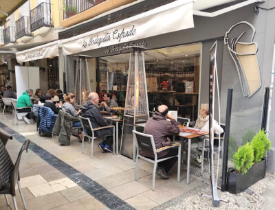 Terraza de la Bodeguita Cofrade. Foto IDEAL.