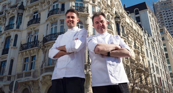 Jose Maria Goñi, Martin Ber asategui ante la Casa Gallardo. Foto Club Allard..jpeg