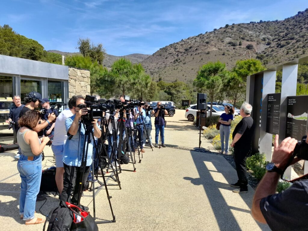 Ferran Adrià atiende a los medios durante la inauguración a la entrada de elBulli 1846.