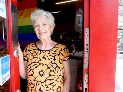 Elena Lugo en la puerta de Nicos. Foto Raquel del Castillo.