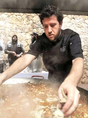 Trabajando una paella con el uniforme de Biko-Foto cedida