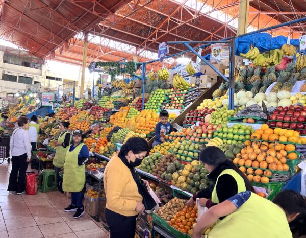 Exhibición de frutas y verduras en el pasillo central. Foto 7Caníbales.