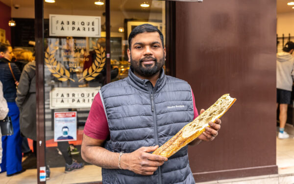 Tharshan Selvarajar, panadero de Au levain des Pyrénées de París posa con la baguette que ganó el Grand Prix de la mejor baguette de tradición francesa de la Ville de Paris