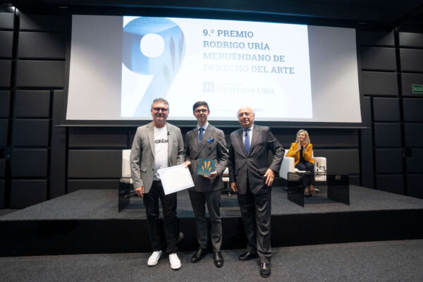 El cocinero Andoni Luiis Aduriz entrega el Premio Rodrigo Uría Meruéndano de Derecho del Arte