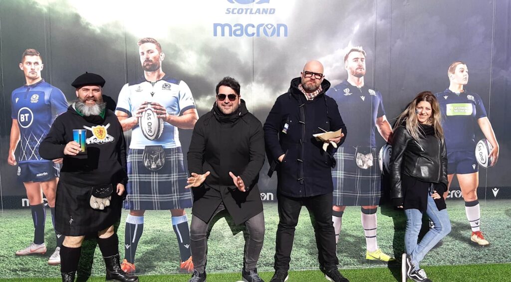 Manu le gusta el rugby (colabora en el patrocinio a los XVs de Gernika, Universitario Bilbao y Uribealdea)