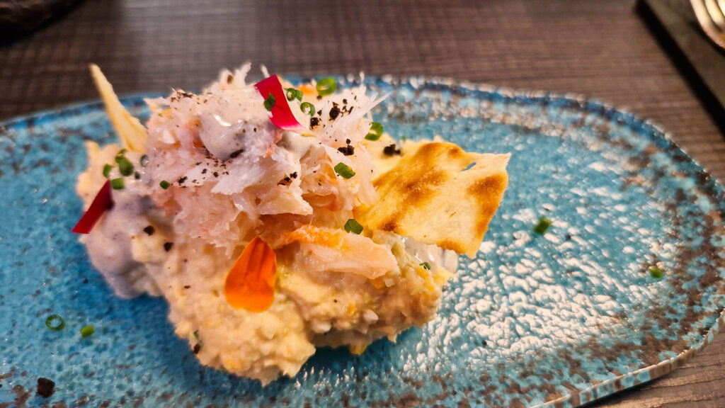 ensaladilla de cangrejo real con carasau, puro acanallamiento de luxe.