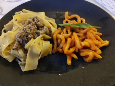 Bis de pici all'aglione della Val di Chiana y pappardelle al ragù bianco