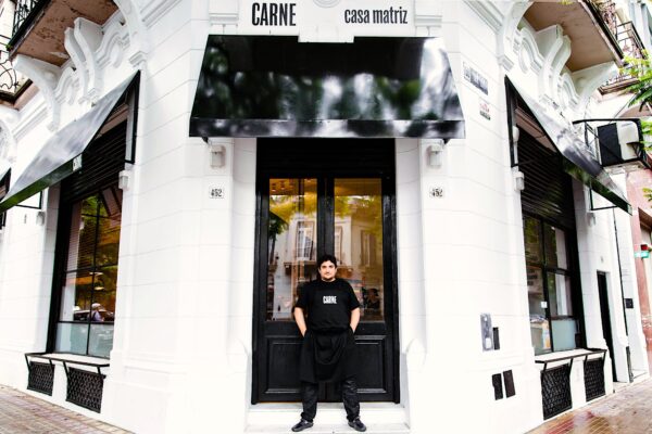 Mauro Colagreco en la puerta de carne, Casa Matriz, en La Plata.