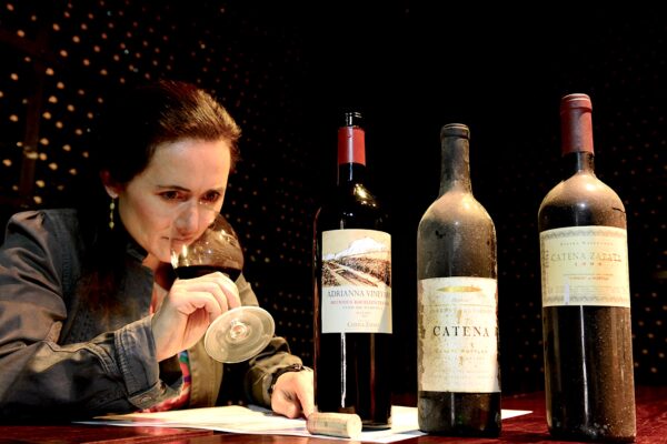 Laura Catena catando vinos históricos de Catena Zapata.