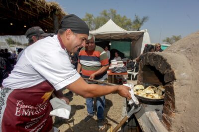 Reynoso hornea sus empanadas en horno de barro. Foto Gerardo Iratchet.