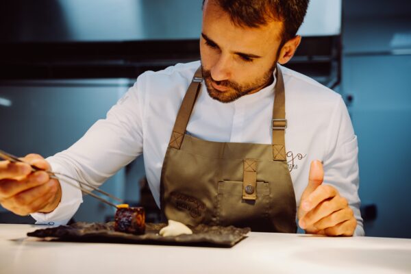 Borja Marrero prepara un plato en MuXgo