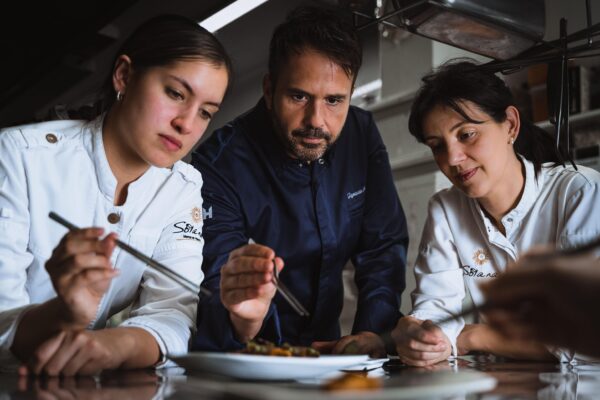 Ignacio Solana con Marisol Moreno y Noelia Hermosilla