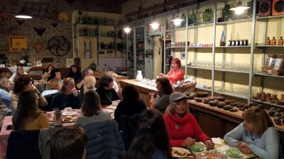 El almacén se estrenó con un encuentronde mujeres. Foto Atypicos Tandil.