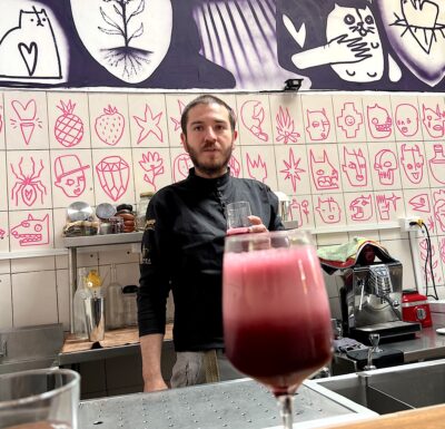 Gustavo Romero controla el bar. Foto 7C.