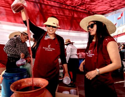 Una picantería dispone la chicha para el servicio en 2019. Foto Manuel Zúñiga. 