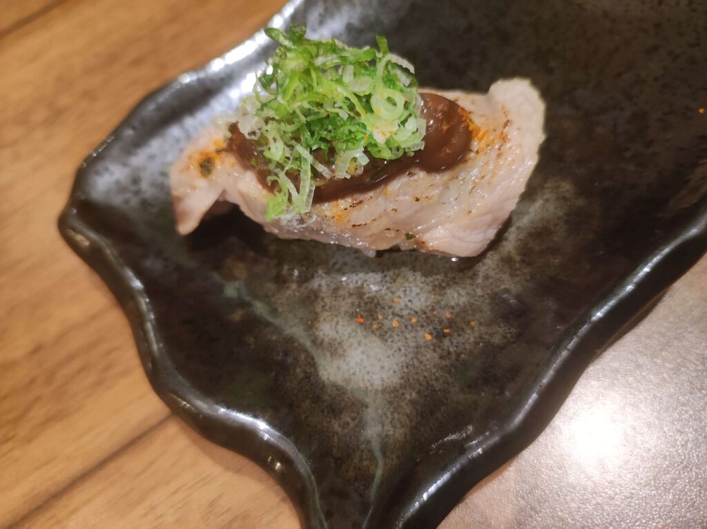 Nigiri de vieira con foie y huevo hilado