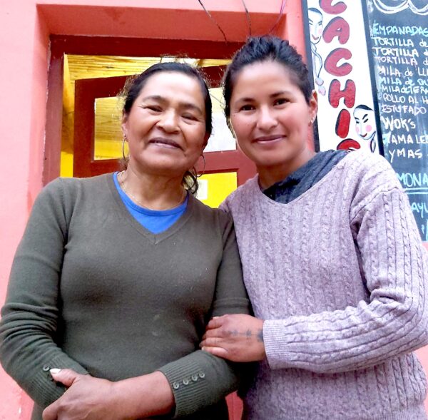 Sabina Díaz y Sandra Benítez ante Los Cachis. Foo L. Vesco.