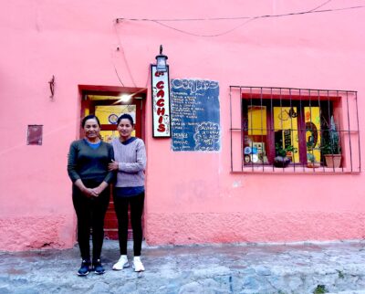 Sabina Díaz y Sandra Benítez ante Los Chichos. Fpto L. Vesco.