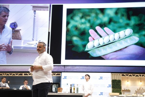 Ángel León presentando la soja marina en Gastronomika 2023