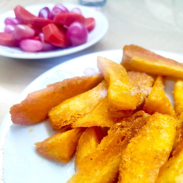 Yucas fritas con cebollitas cañeras. Foto, Daniel Guerrero.