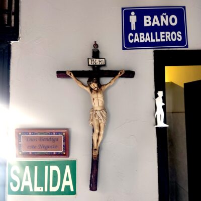 Un crucifijo preside el comedor. Foto, Daniel Guerrero.