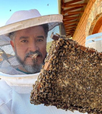 José Antonio Aguirre, el hombre que danza con las abejas.