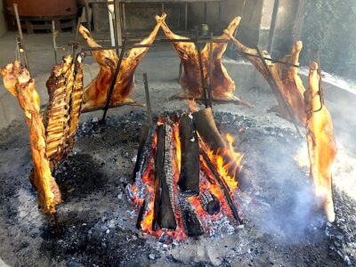 Las carnes se asan al frscoldo desde primera hora de la mañana del domingo.