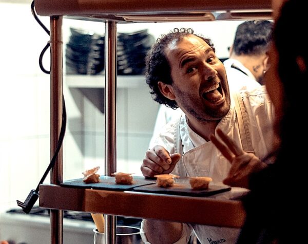 Leonardo De la Iglesia dirige loa cocina de La Caperucita y el Lobo. Foto, Estudio Bonzai.