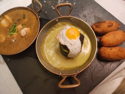 Lentejas con curry y gamba roja, morcilla de León y croquetas de jamón ibérico